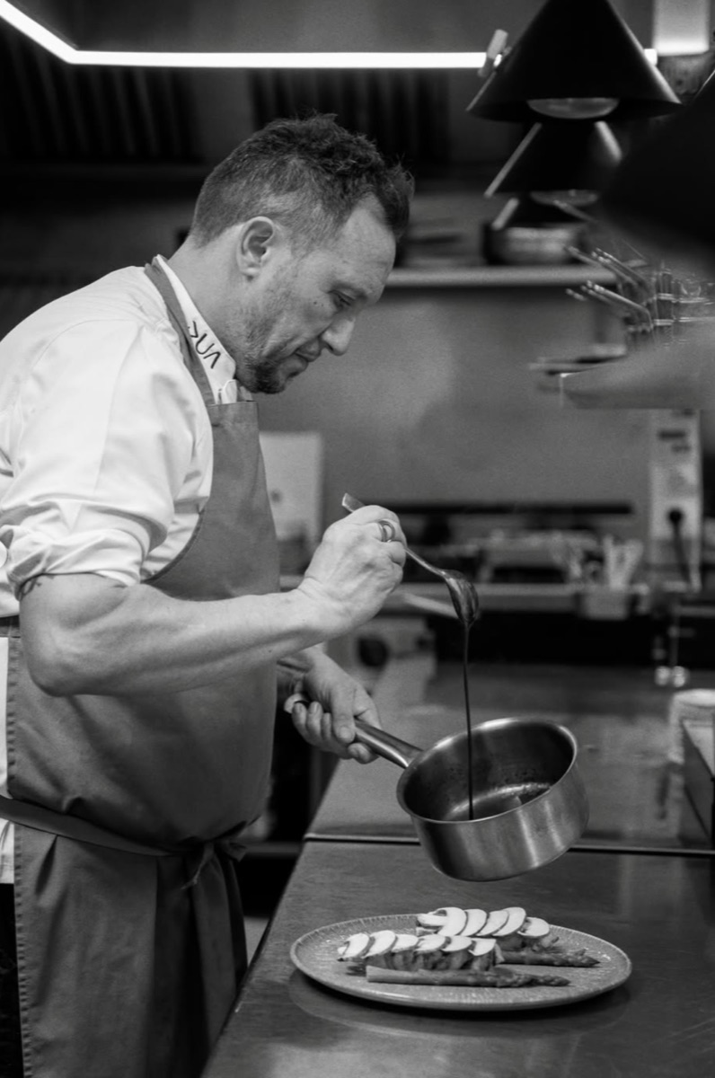 El chef de DŪA salseando un plato en la cocina