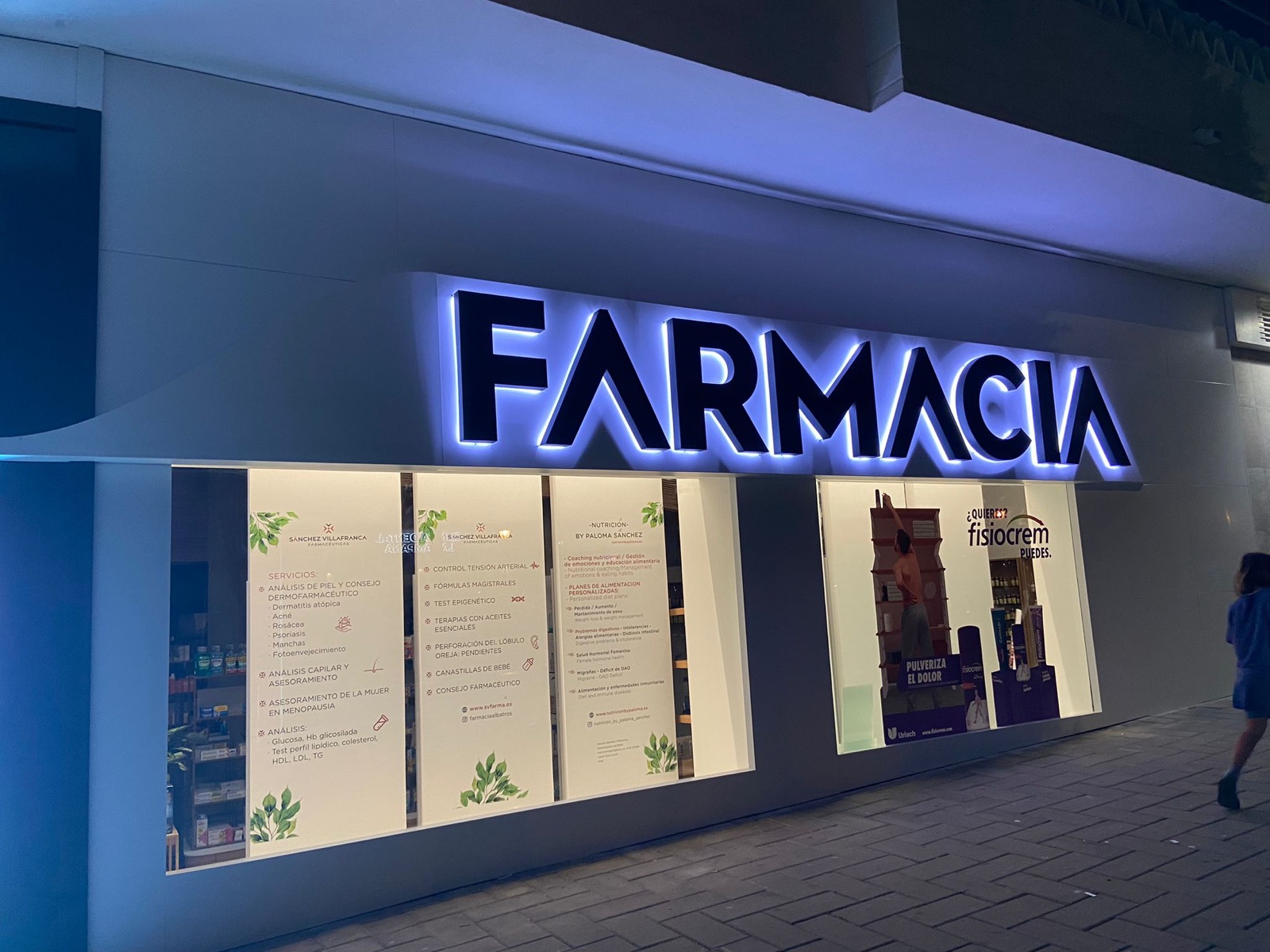 Letras corpóreas retroiluminadas de una farmacia, encendidas de noche, fabricadas por Garcalux