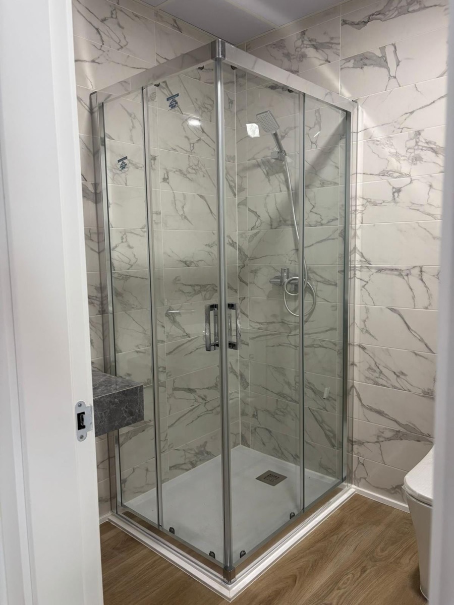 Mampara de baño de cristal instalada en una vivienda de Málaga
