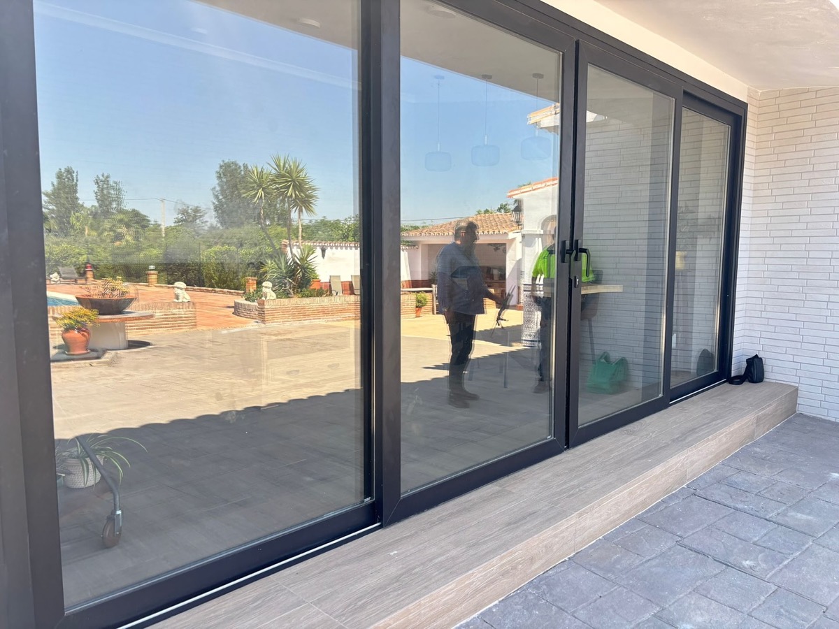 Ventana corredera de PVC de gran formato en una vivienda de Alhaurín el Grande